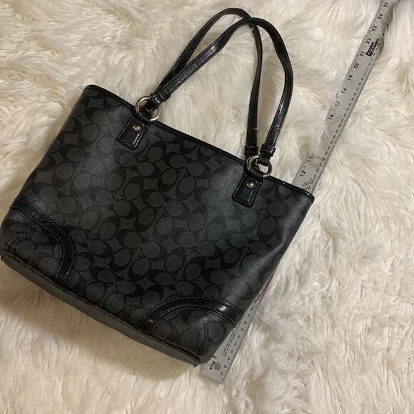 FINAL REDUCTION Coach Signature logo shoulder bag in like new condition - Picture 5 of 14